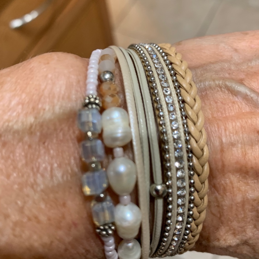 Pretty rose gold leather Pearl bracelet